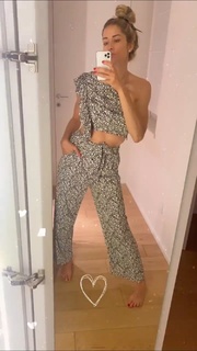 Elena Santarelli feet photo thumbnail