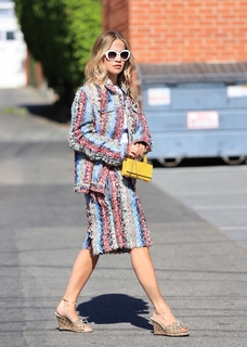Rita Ora feet photo thumbnail