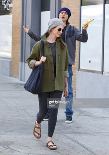 Anne Hathaway feet photo thumbnail