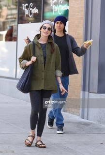 Anne Hathaway feet photo thumbnail