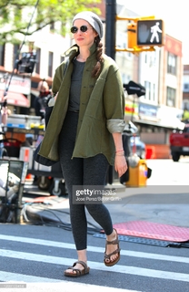 Anne Hathaway feet photo thumbnail
