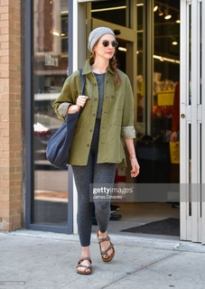 Anne Hathaway feet photo thumbnail