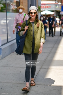 Anne Hathaway feet photo thumbnail