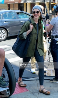 Anne Hathaway feet photo thumbnail