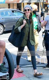 Anne Hathaway feet photo thumbnail