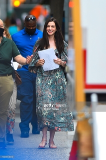 Anne Hathaway feet photo thumbnail