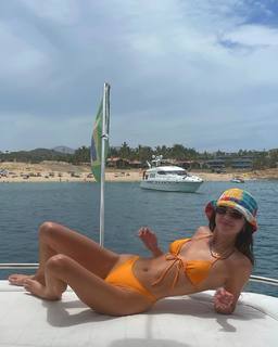 Kendall Jenner feet photo thumbnail