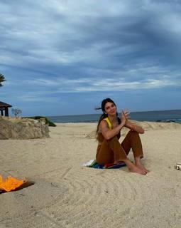 Kendall Jenner feet photo thumbnail