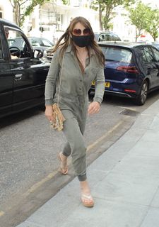 Elizabeth Hurley feet photo thumbnail