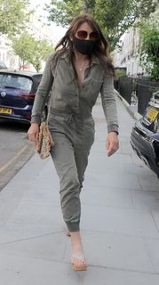 Elizabeth Hurley feet photo thumbnail