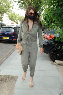 Elizabeth Hurley feet photo thumbnail