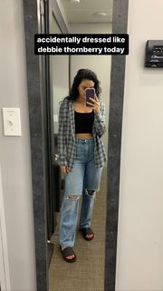 Camila Mendes feet photo thumbnail