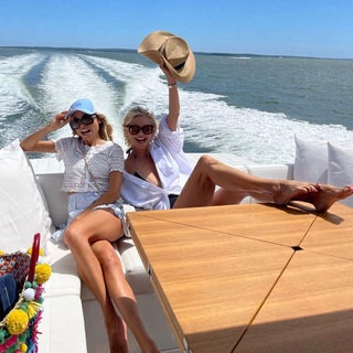 Christie Brinkley feet photo thumbnail