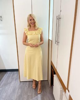 Holly Willoughby feet photo thumbnail