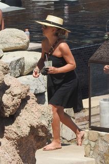 Sarah Michelle Gellar feet photo thumbnail