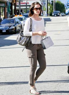 Emily Blunt feet photo thumbnail