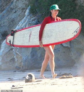 Minnie Driver feet photo thumbnail
