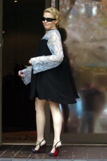 Kylie Minogue feet photo thumbnail