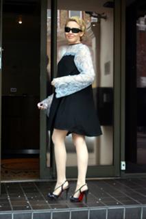 Kylie Minogue feet photo thumbnail