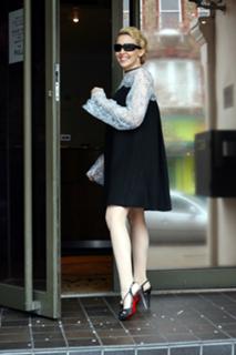 Kylie Minogue feet photo thumbnail