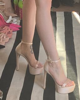 Dove Cameron feet photo thumbnail