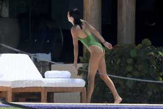 Kendall Jenner feet photo thumbnail