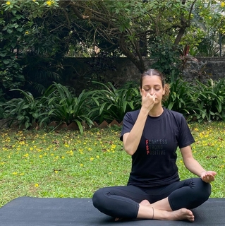 Dia Mirza feet photo thumbnail