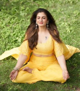 Raveena Tandon feet photo thumbnail
