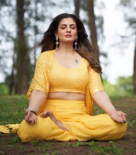 Raveena Tandon feet photo thumbnail