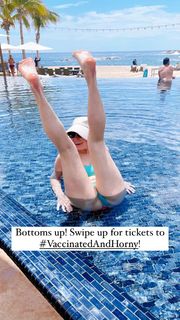 Chelsea Handler feet photo thumbnail