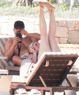 Katy Perry feet photo thumbnail