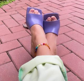 Isis Valverde feet photo thumbnail