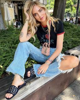 Chiara Ferragni feet photo thumbnail