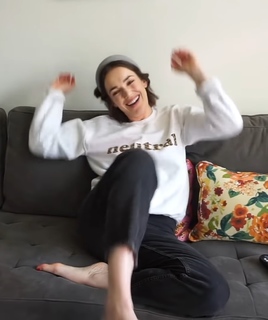 Elizabeth Henstridge feet photo 2