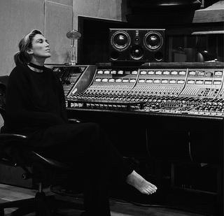 Delta Goodrem feet photo thumbnail