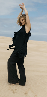 Delta Goodrem feet photo thumbnail