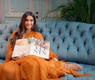 Sonam Kapoor feet photo thumbnail