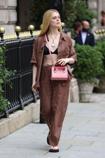 Elle Fanning feet photo thumbnail