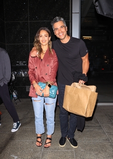 Jessica Alba feet photo thumbnail