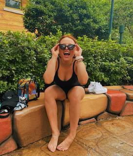 Larissa Manoela feet photo thumbnail