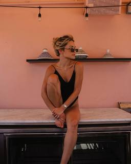 Vale Genta feet photo thumbnail