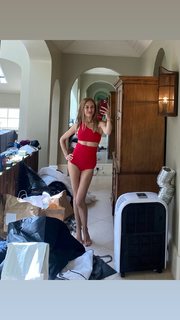 Olga Kurylenko feet photo thumbnail