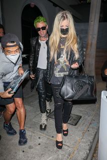 Avril Lavigne feet photo thumbnail