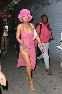 Rihanna feet photo thumbnail