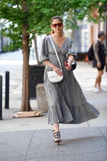 Katie Holmes feet photo thumbnail