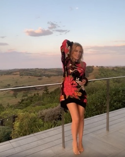 Kylie Minogue feet photo thumbnail
