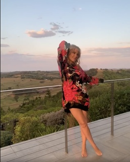 Kylie Minogue feet photo thumbnail