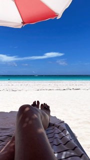 Daisy Fuentes feet photo thumbnail