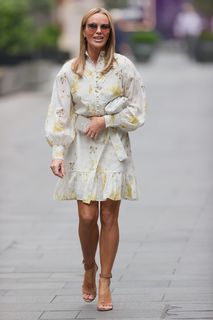 Amanda Holden feet photo thumbnail