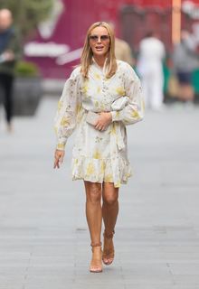 Amanda Holden feet photo thumbnail